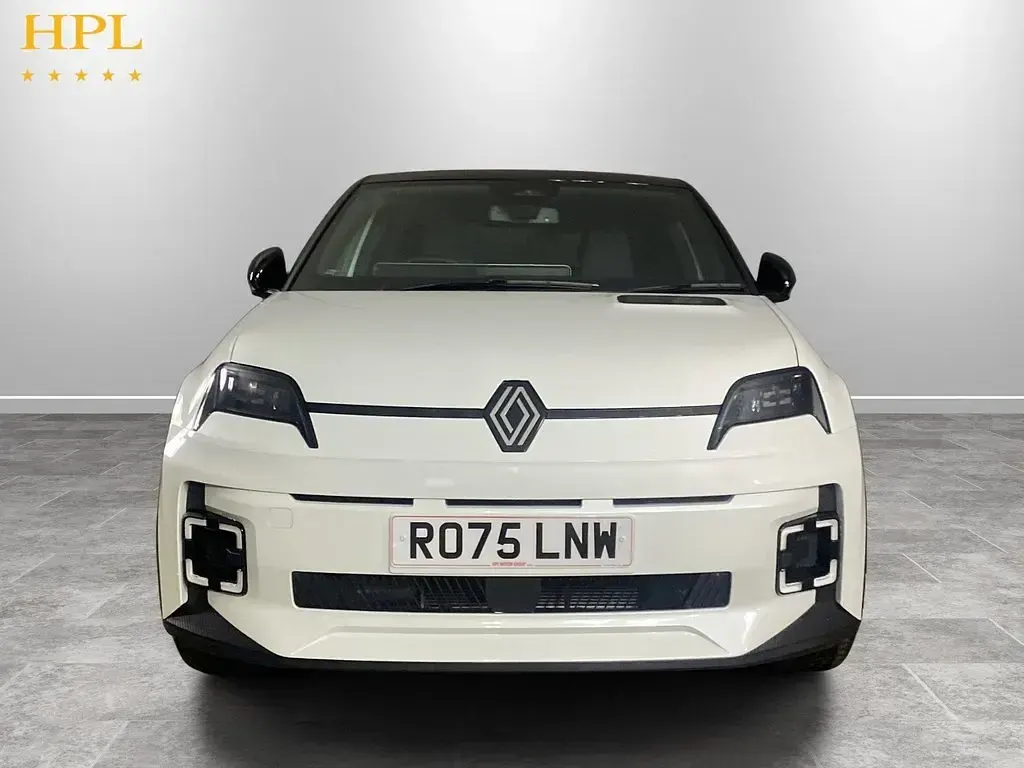 Used Renault 5 E-Tech Komfort 110 kW (150 HP) 2025 White Hatchback