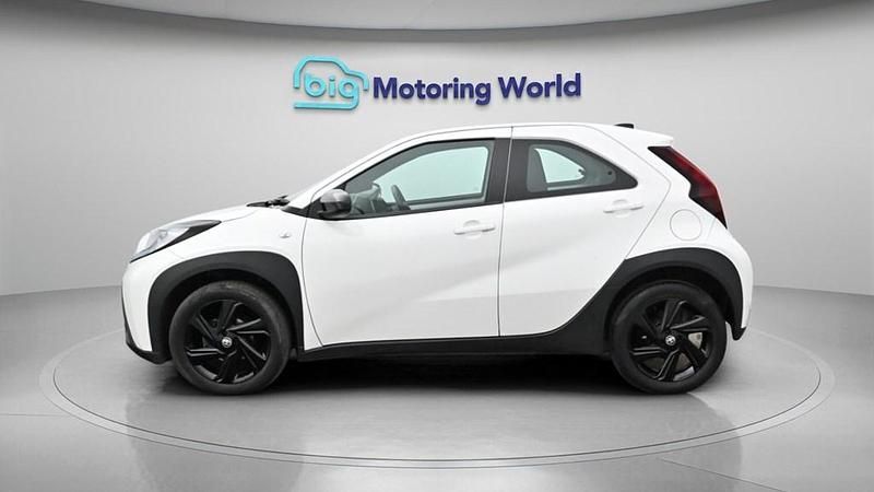Used Toyota Aygo X PURE 72 HP (52 kW) 2024 White SUV