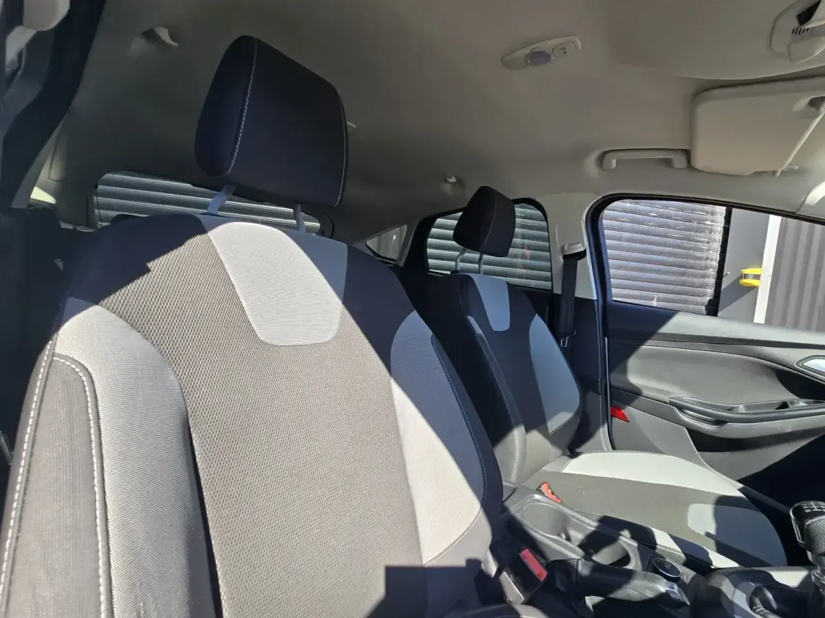 Usado Ford Focus Zetec 125 HP (91 kW) 2012 Prateado Citadino