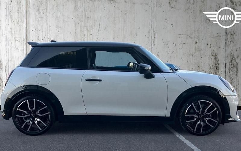 Begagnad Mini Cooper Hatch 114 kW (156 HK) 2025 Vit Halvkombi