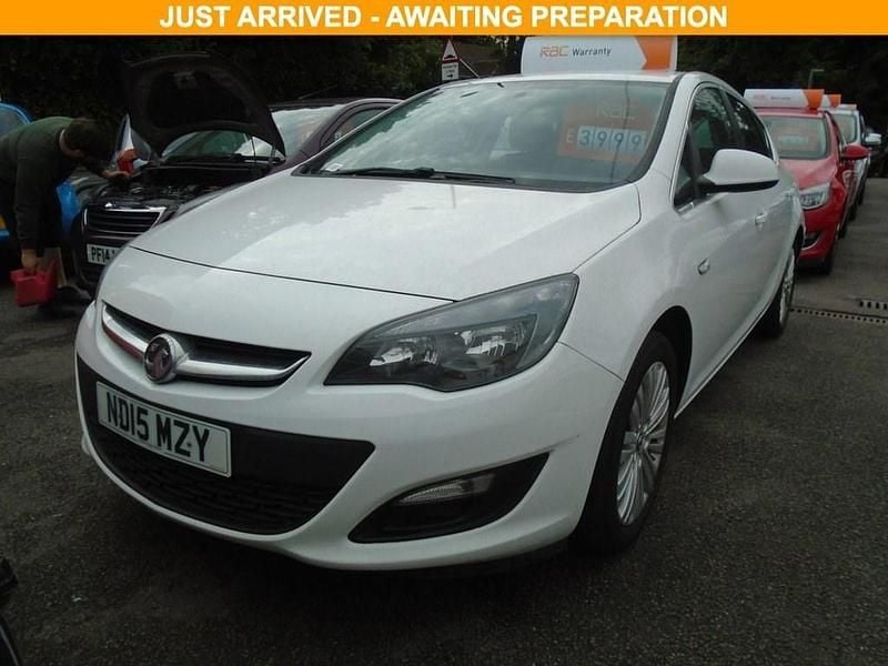 White Used 2015 Vauxhall Astra Excite Hatchback | £3,999 (Good price) - Image 1/3
