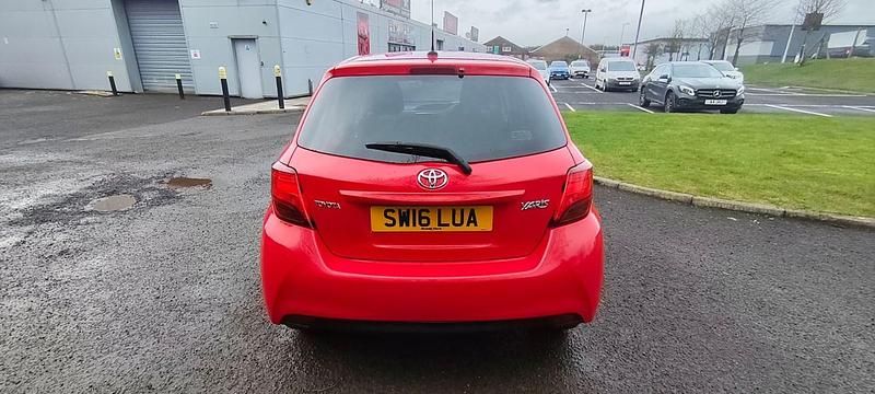 Used Toyota Yaris 99 HP (72 kW) 2016 Red Hatchback