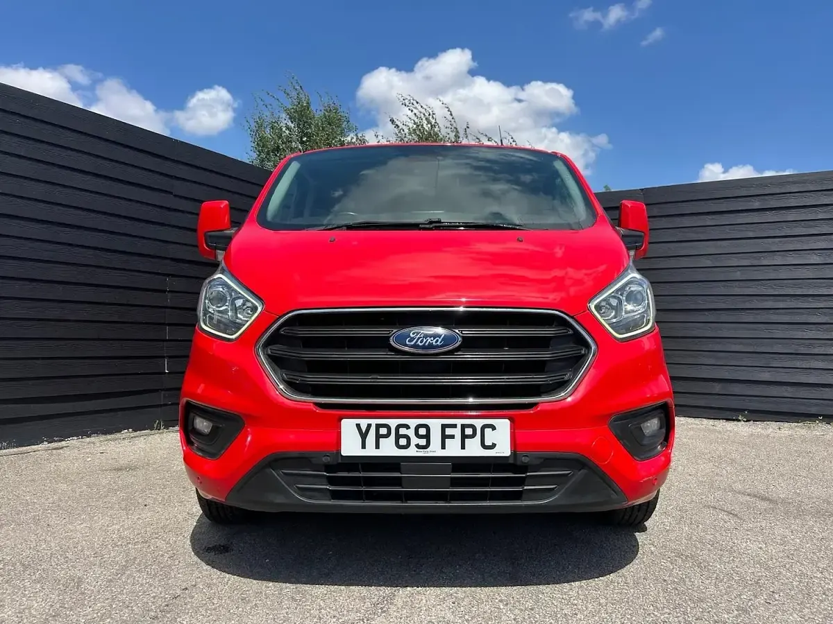 Used Ford Transit Custom Limited 130 HP (95 kW) 2019 Red Van