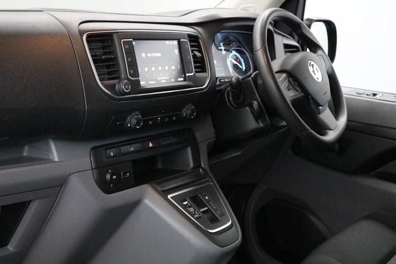 Used Vauxhall Vivaro 100 kW (136 HP) 2022 Mauve/pink MPV