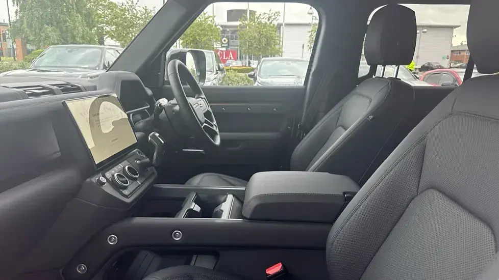 New Land Rover Defender SE Dynamic 249 HP (183 kW) 2026 Metallic  gondwana stone SUV