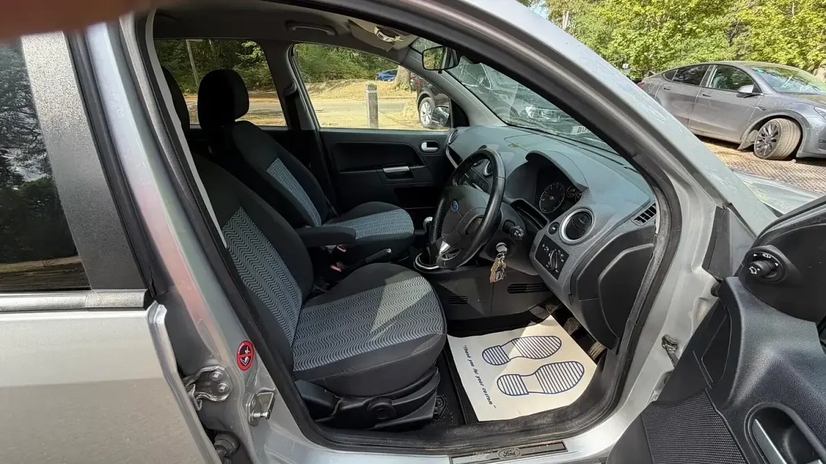Used Ford Fusion 101 HP (74 kW) 2008 Silver Hatchback