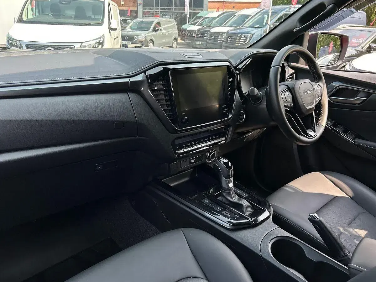 Used Isuzu D-Max 163 HP (119 kW) 2025 Orange Pickup