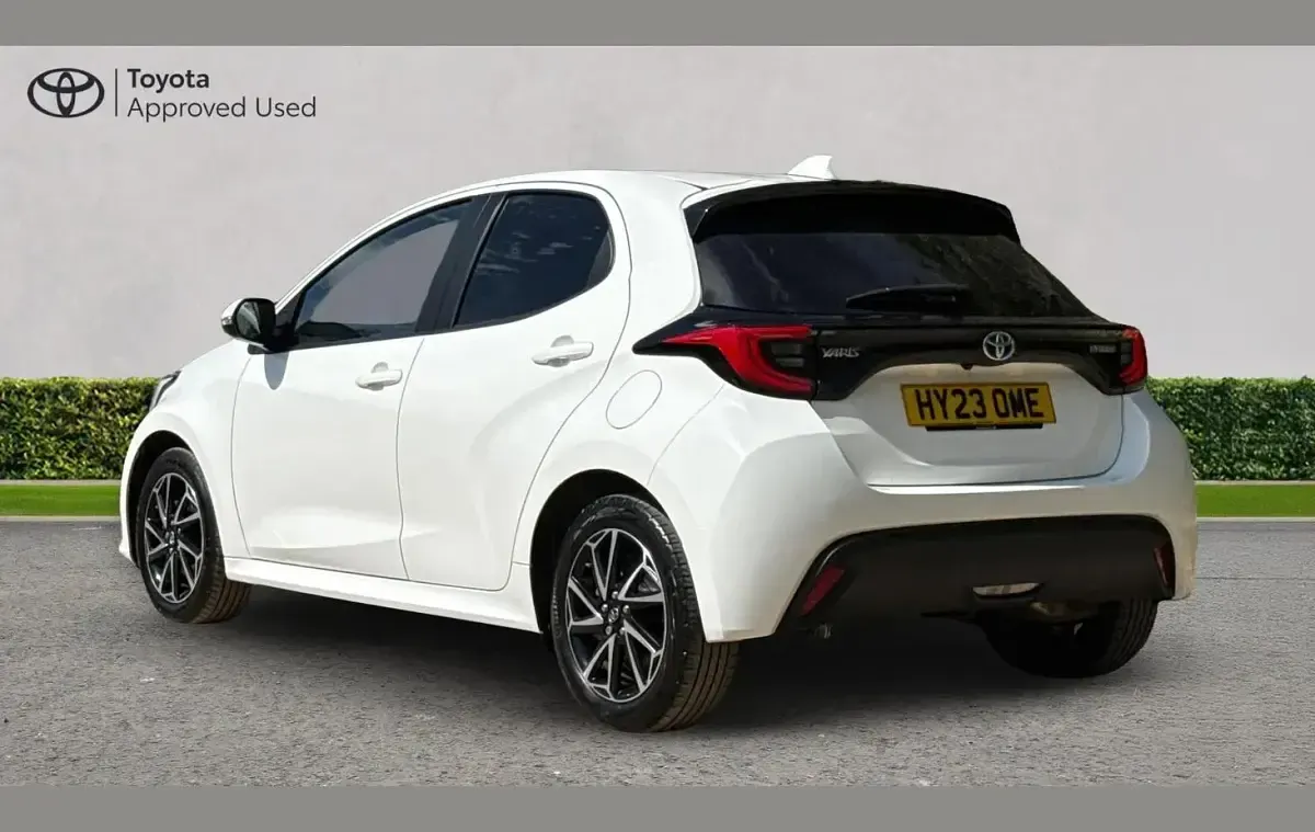 Used Toyota Yaris Design 113 HP (83 kW) 2023 White Hatchback