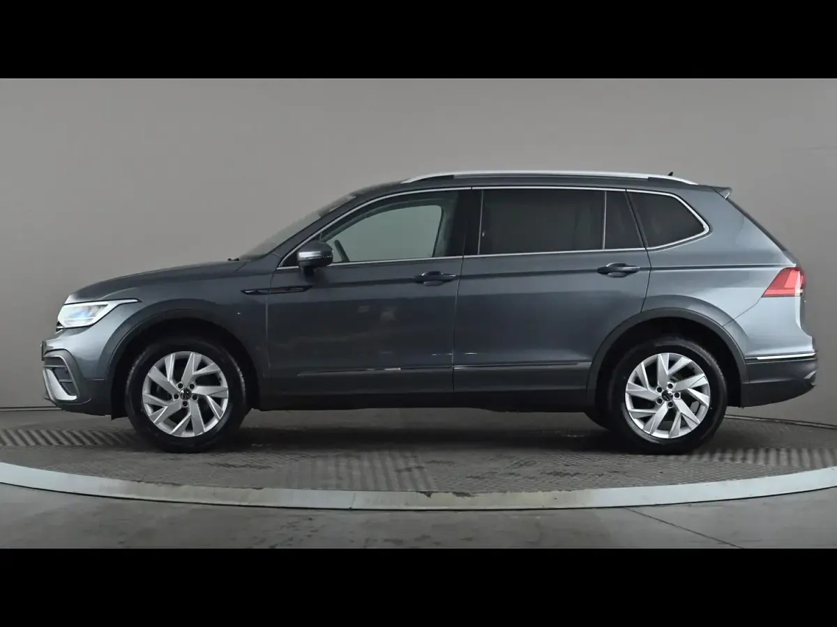 Begagnad VW Tiguan Life 2023 Grå SUV