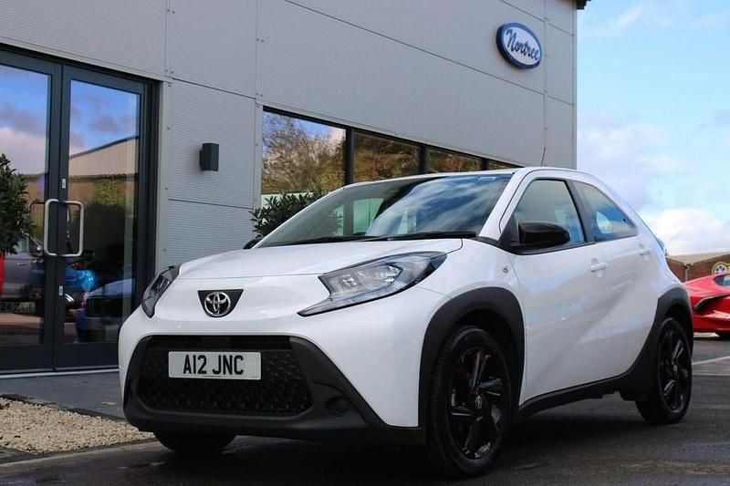Used Toyota Aygo X PURE 72 HP (52 kW) 2023 White SUV