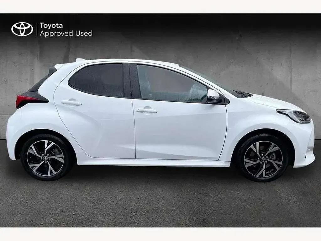 Used Toyota Yaris Hybrid Design 116 HP (85 kW) 2024 White Hatchback