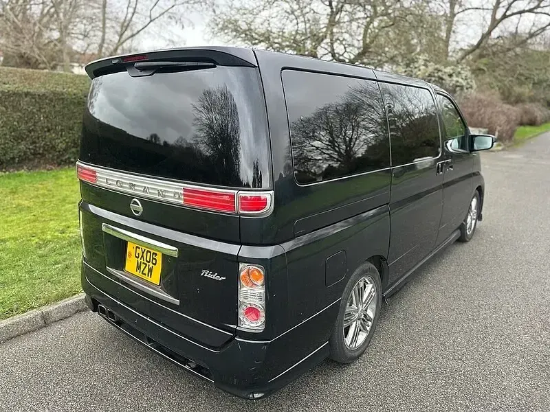 Usado Nissan Elgrand 2021 Negro Monovolumen