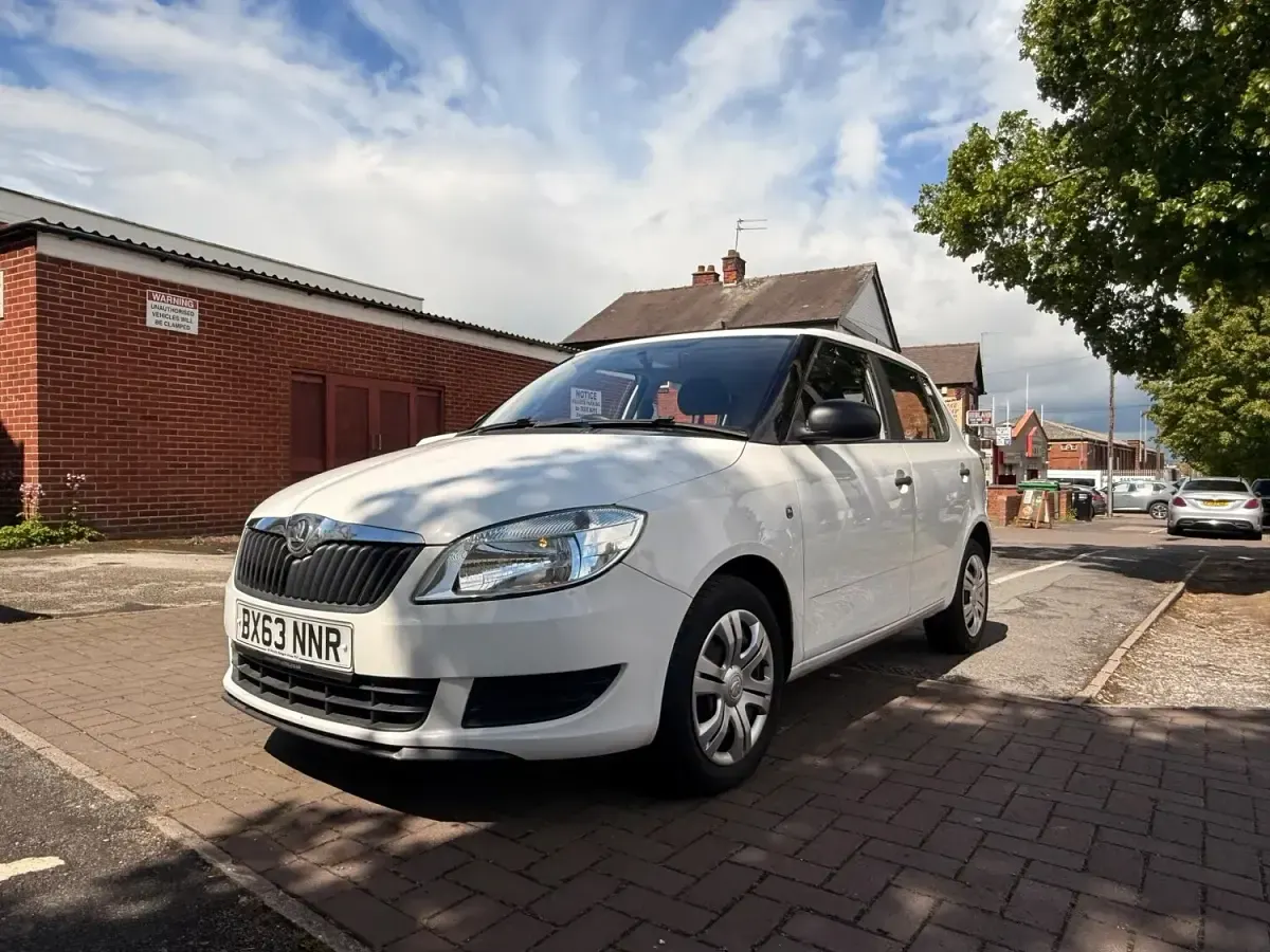Used Skoda Fabia 60 HP (44 kW) 2013 White Hatchback