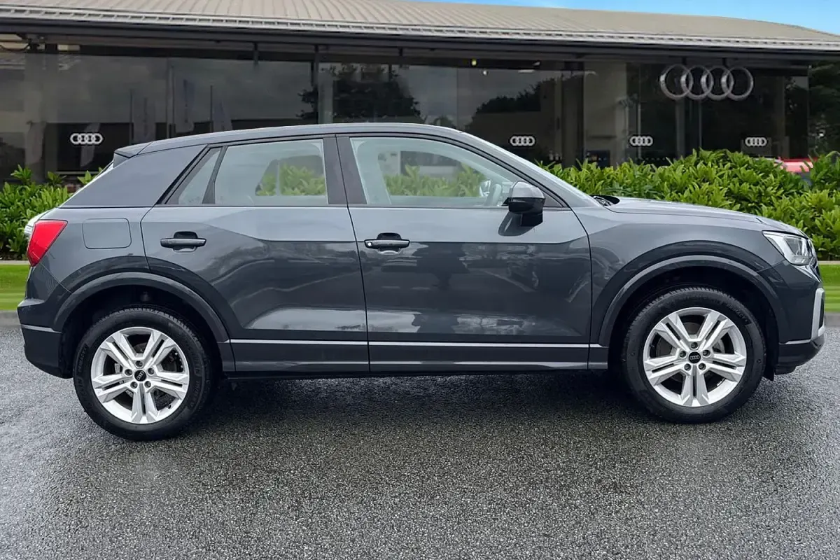 Usado Audi Q2 Sport 116 CV (85 kW) 2024 Gris SUV