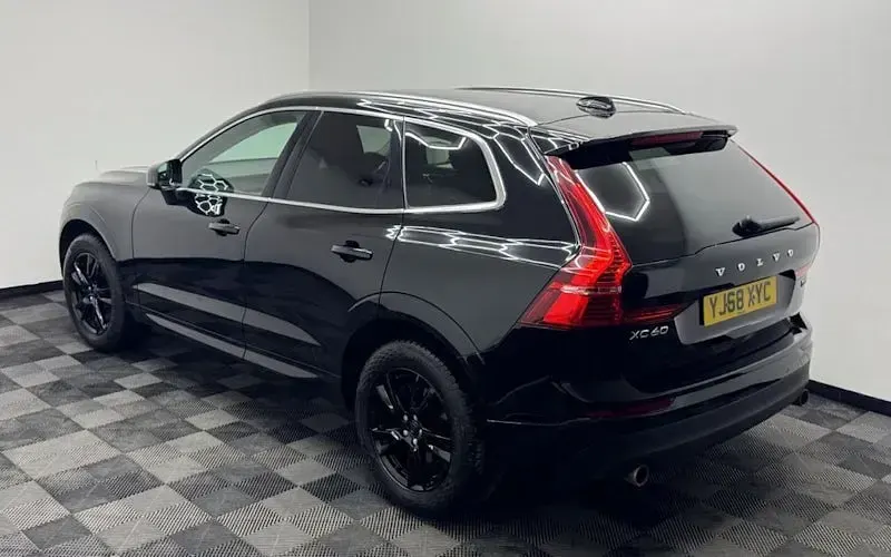 Used Volvo XC60 Momentum 250 HP (183 kW) 2018 Black SUV