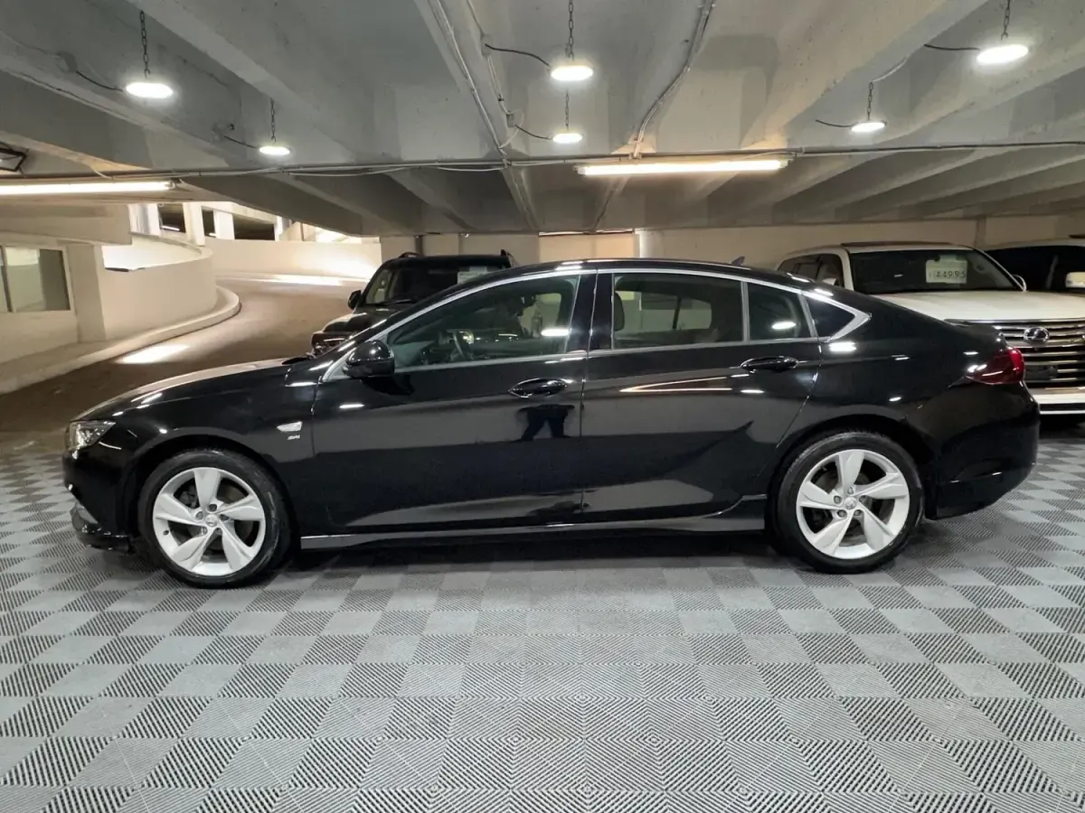 Used Vauxhall Insignia SRi 170 HP (125 kW) 2019 Black Hatchback