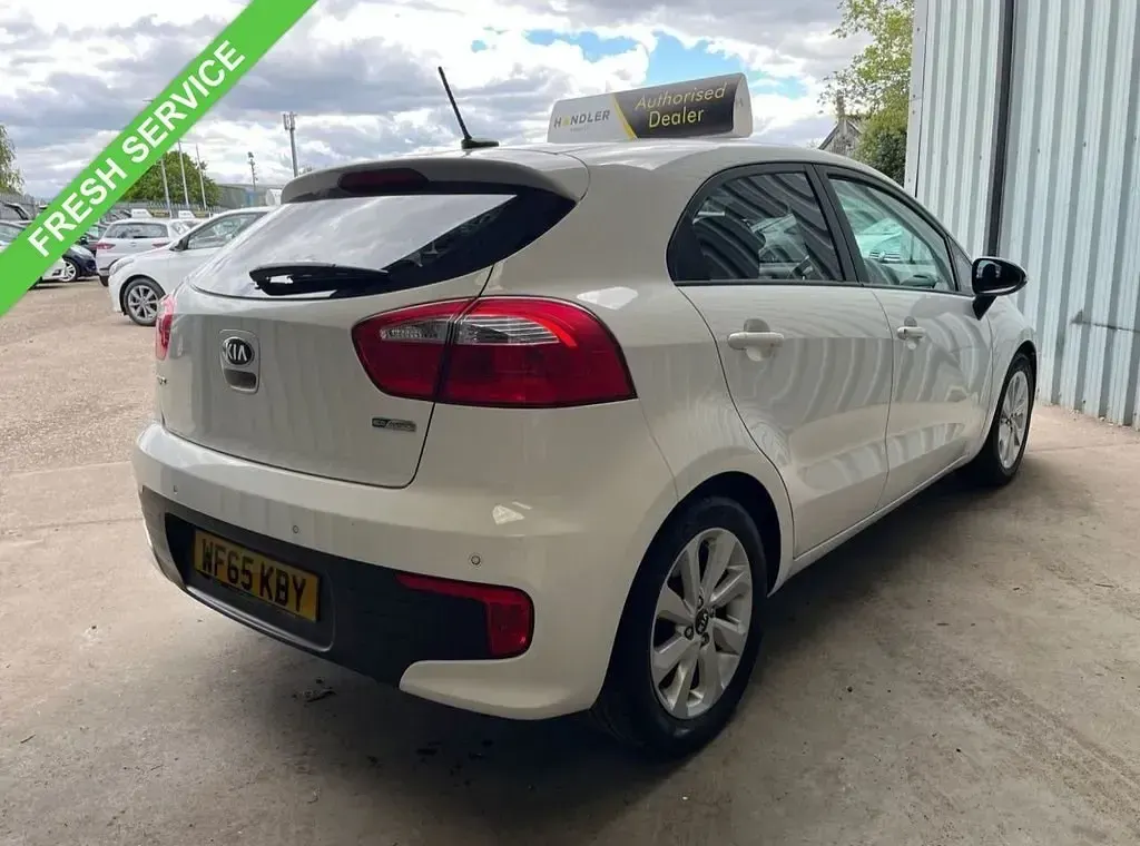 Begagnad Kia Rio 84 HK (61 kW) 2015 Vit Halvkombi