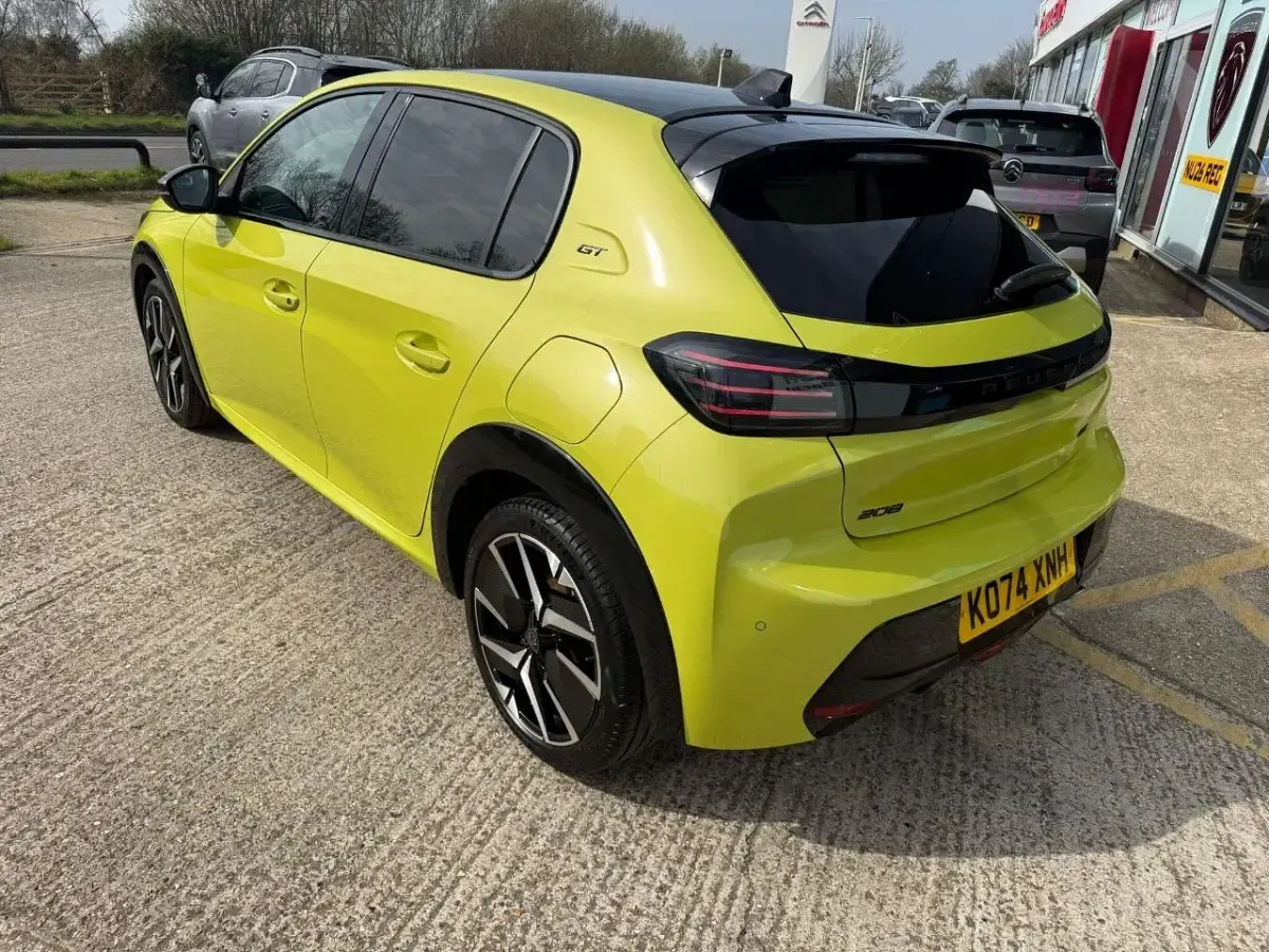 Second-hand Peugeot 208 GT 99 CP (72 kW) 2025 Galben Hatchback