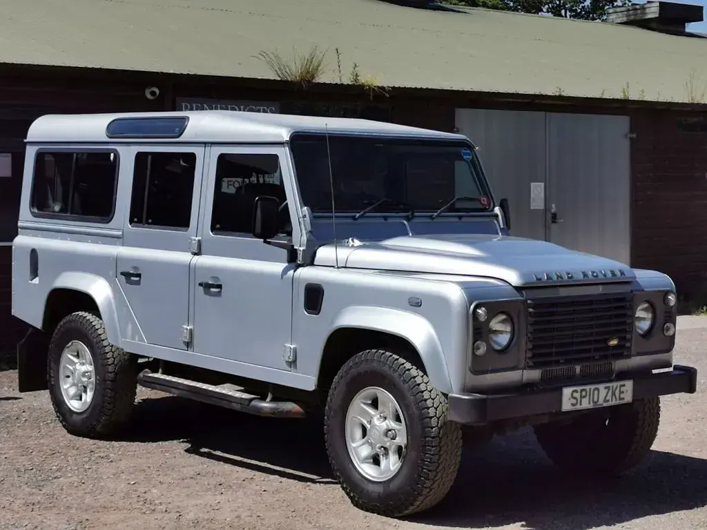 Used Land Rover Defender 122 HP (89 kW) 2010 Silver Estate