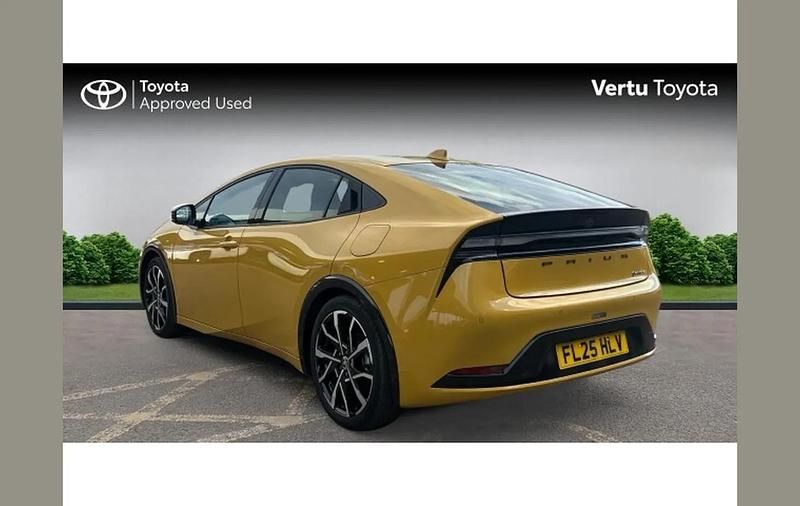 Used Toyota Prius 220 HP (161 kW) 2025 Yellow Hatchback