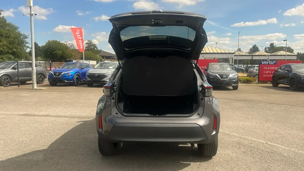 Used Toyota Yaris Hybrid Design 116 HP (85 kW) 2022 Grey Estate