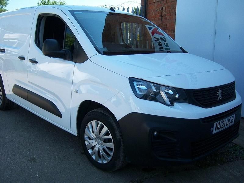 White Used 2021 Peugeot Partner MPV | £7,250 (Good price) - Image 1/4