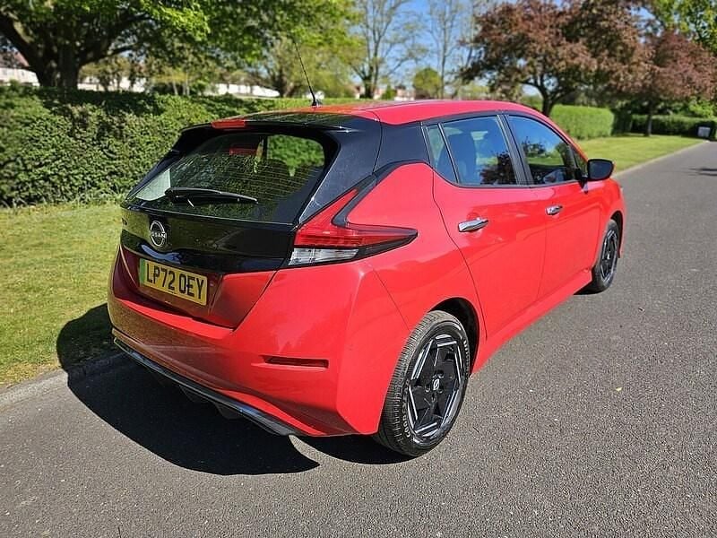 Begagnad Nissan Leaf Acenta 110 kW (150 HK) 2022 Röd Halvkombi