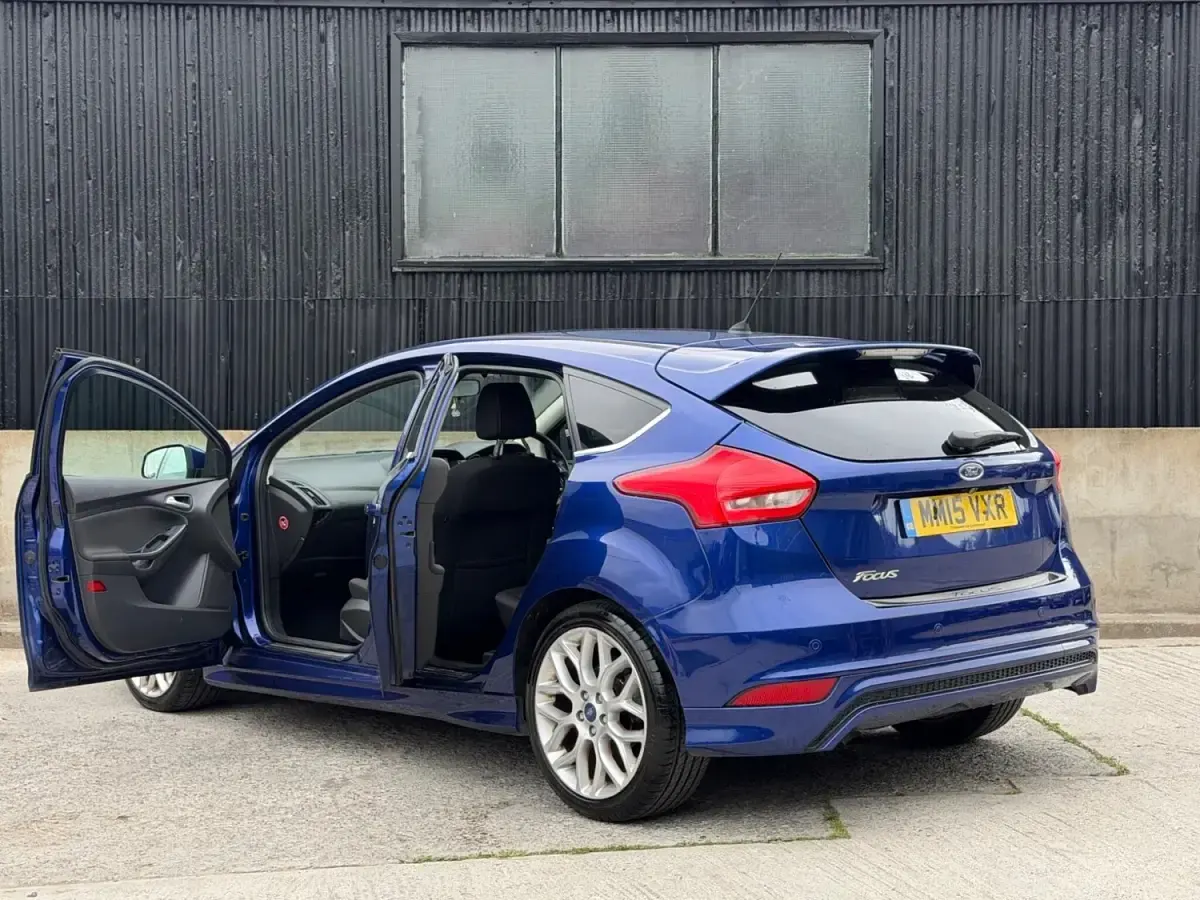 Usado Ford Focus Zetec 120 HP (88 kW) 2015 Azul Citadino