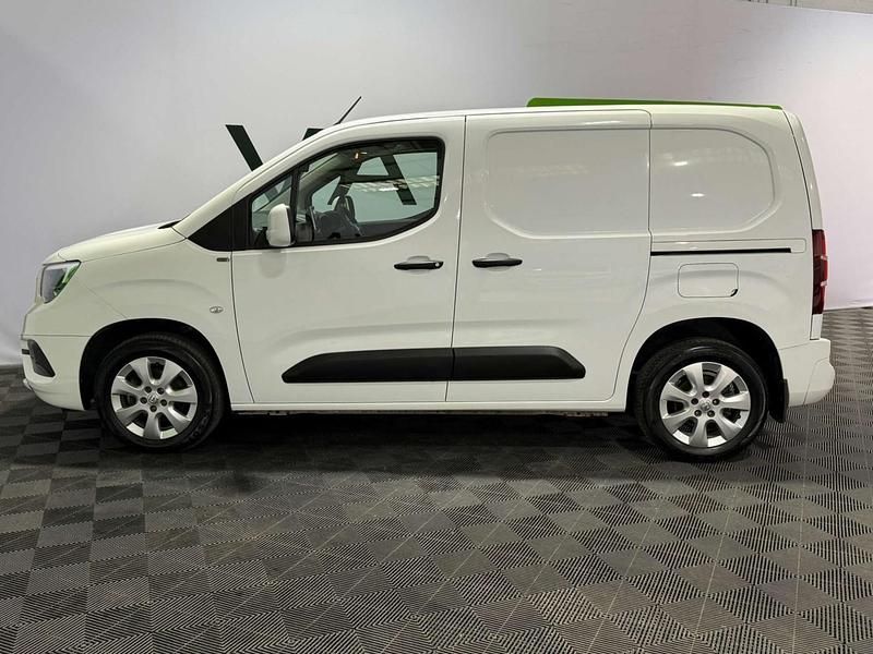 Used Vauxhall Combo Edition 100 HP (73 kW) 2021 White Van