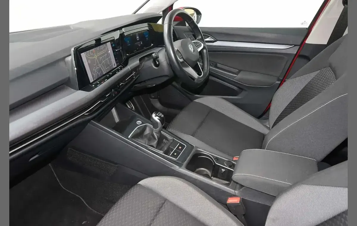 Używany VW Golf VIII Active 147 KM (108 kW) 2022 Czerwony Hatchback