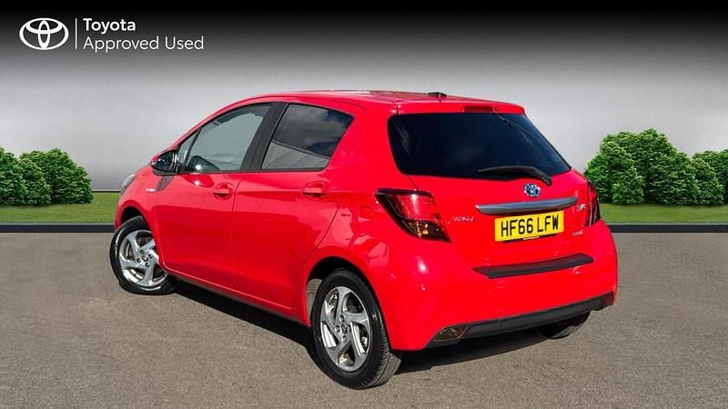 Used Toyota Yaris Hybrid 101 HP (74 kW) 2016 Chilli red Hatchback
