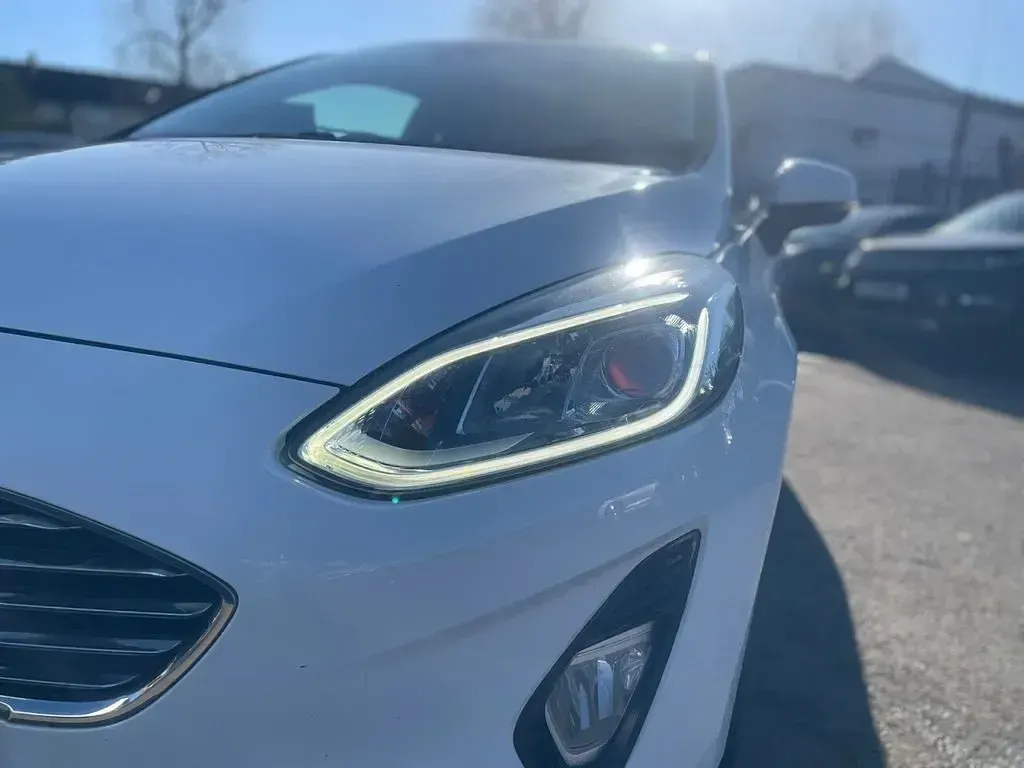 Used Ford Fiesta Titanium 125 HP (91 kW) 2017 White Hatchback
