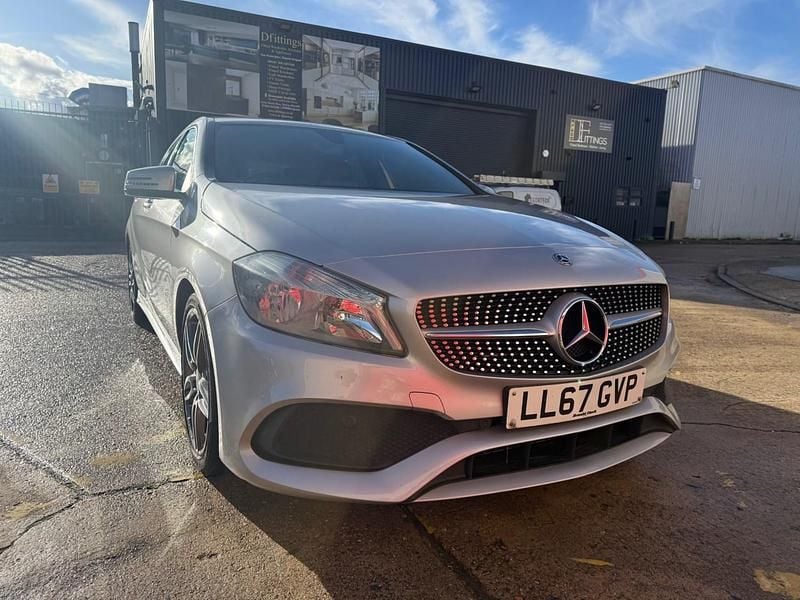 Begagnad Mercedes A180 AMG line 2018 Silver Halvkombi