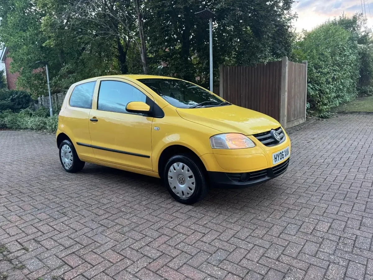 Begagnad VW Fox 55 HK (40 kW) 2006 Gul Halvkombi