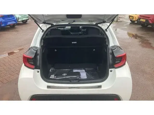 Used Toyota Yaris Hybrid Design 113 HP (83 kW) 2024 White Hatchback