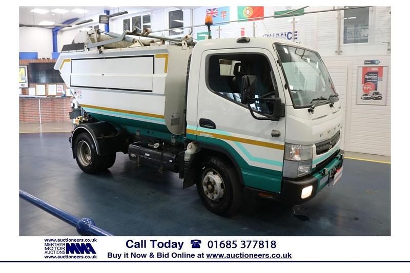 White Used 2014 Mitsubishi Canter | £4,700 (Fair price) - Image 1/4