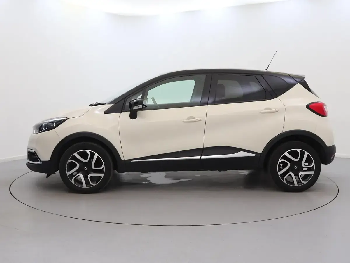 Used Renault Captur Signature 90 HP (66 kW) 2016 Cream/black SUV