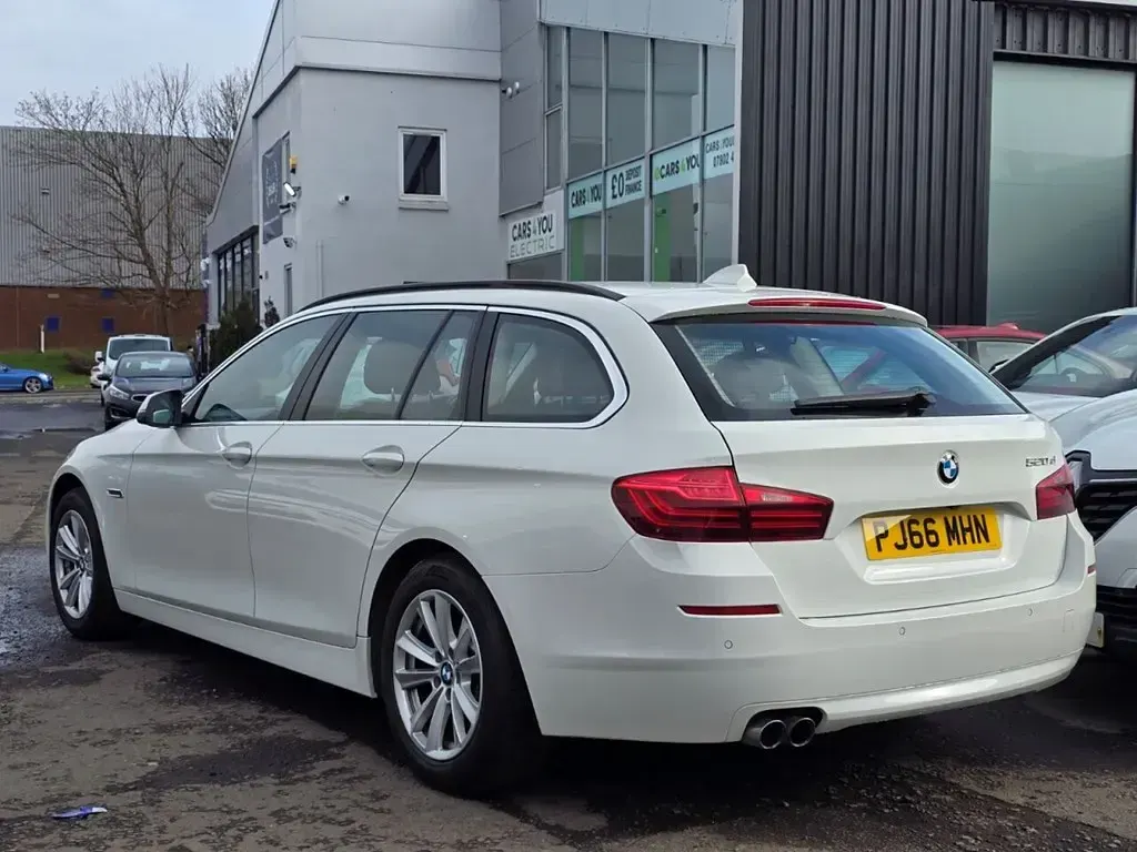 Begagnad BMW 520 Comfort Edition 190 HK (139 kW) 2016 Vit Kombi