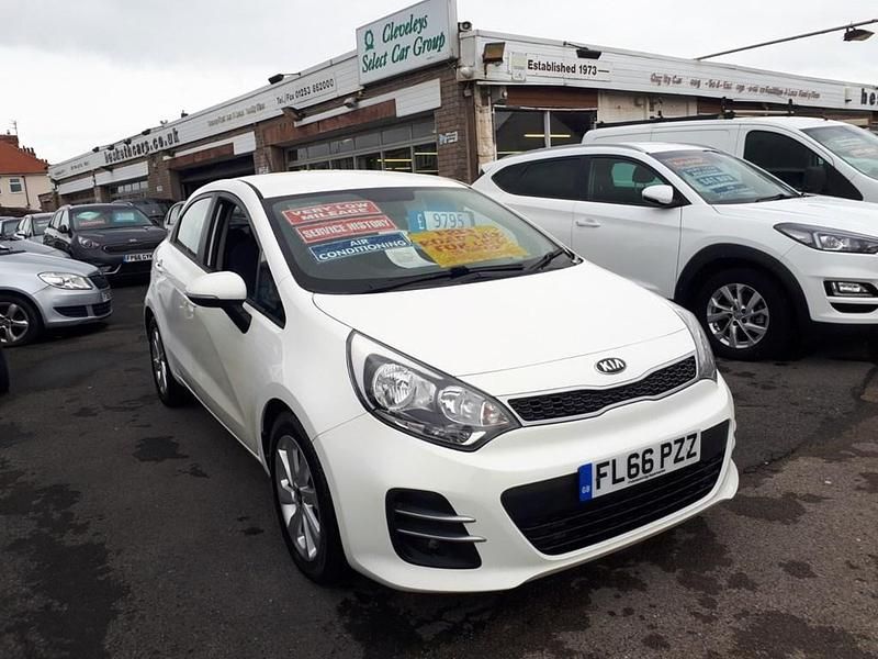 Used Kia Rio 84 HP (61 kW) 2016 White Hatchback