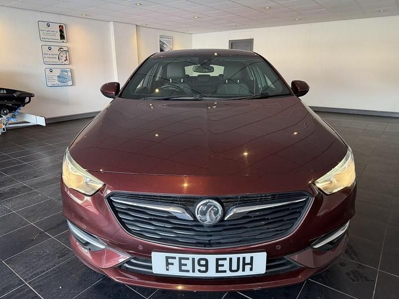 Used Vauxhall Insignia SRi 140 HP (102 kW) 2019 Red Hatchback