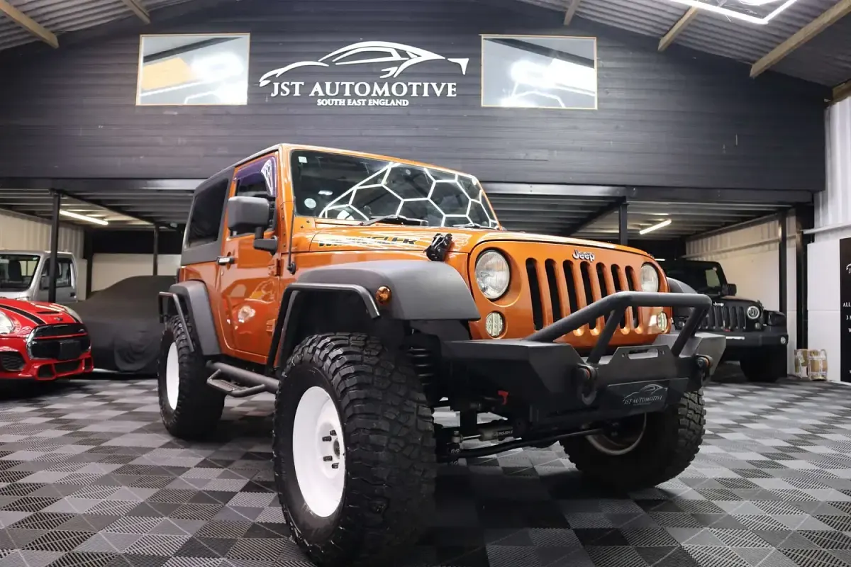 Used Jeep Wrangler Rubicon 196 HP (144 kW) 2011 Orange SUV