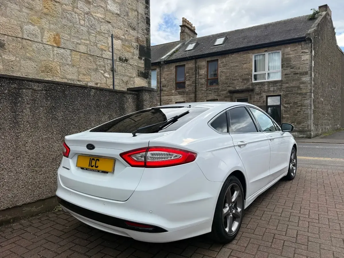 Used Ford Mondeo Titanium 150 HP (110 kW) 2016 White Hatchback
