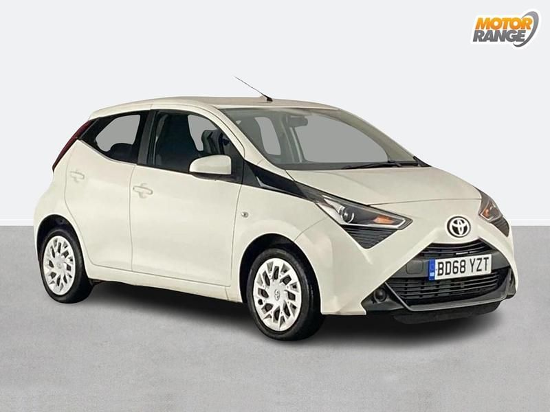 Used Toyota Aygo X-play 72 HP (52 kW) 2019 White Hatchback