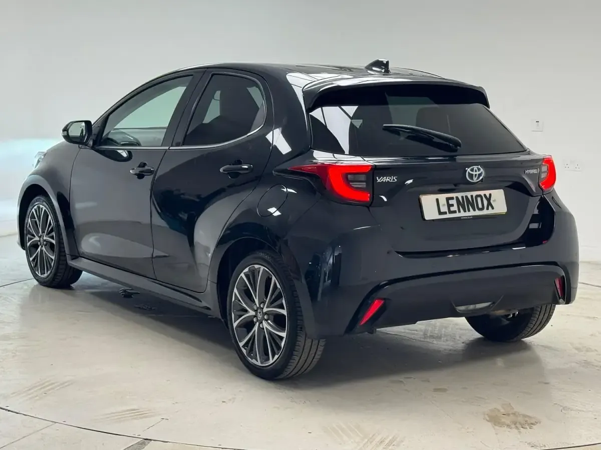 Second-hand Toyota Yaris Hybrid 2023 Negru Hatchback