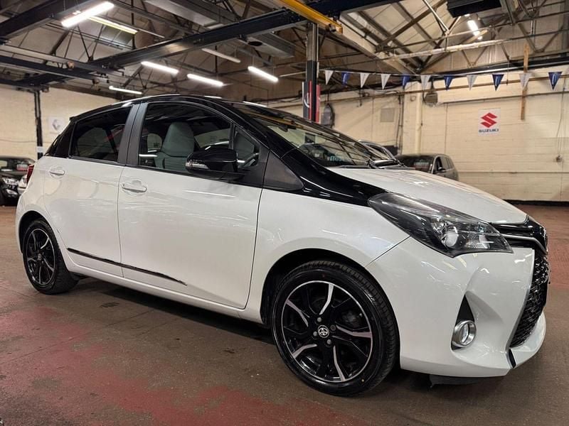 Used Toyota Yaris Design 99 HP (72 kW) 2017 White/black Hatchback