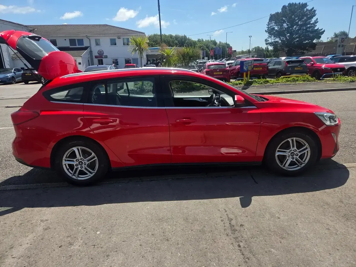 Used Ford Focus Zetec 120 HP (88 kW) 2019 Red Estate
