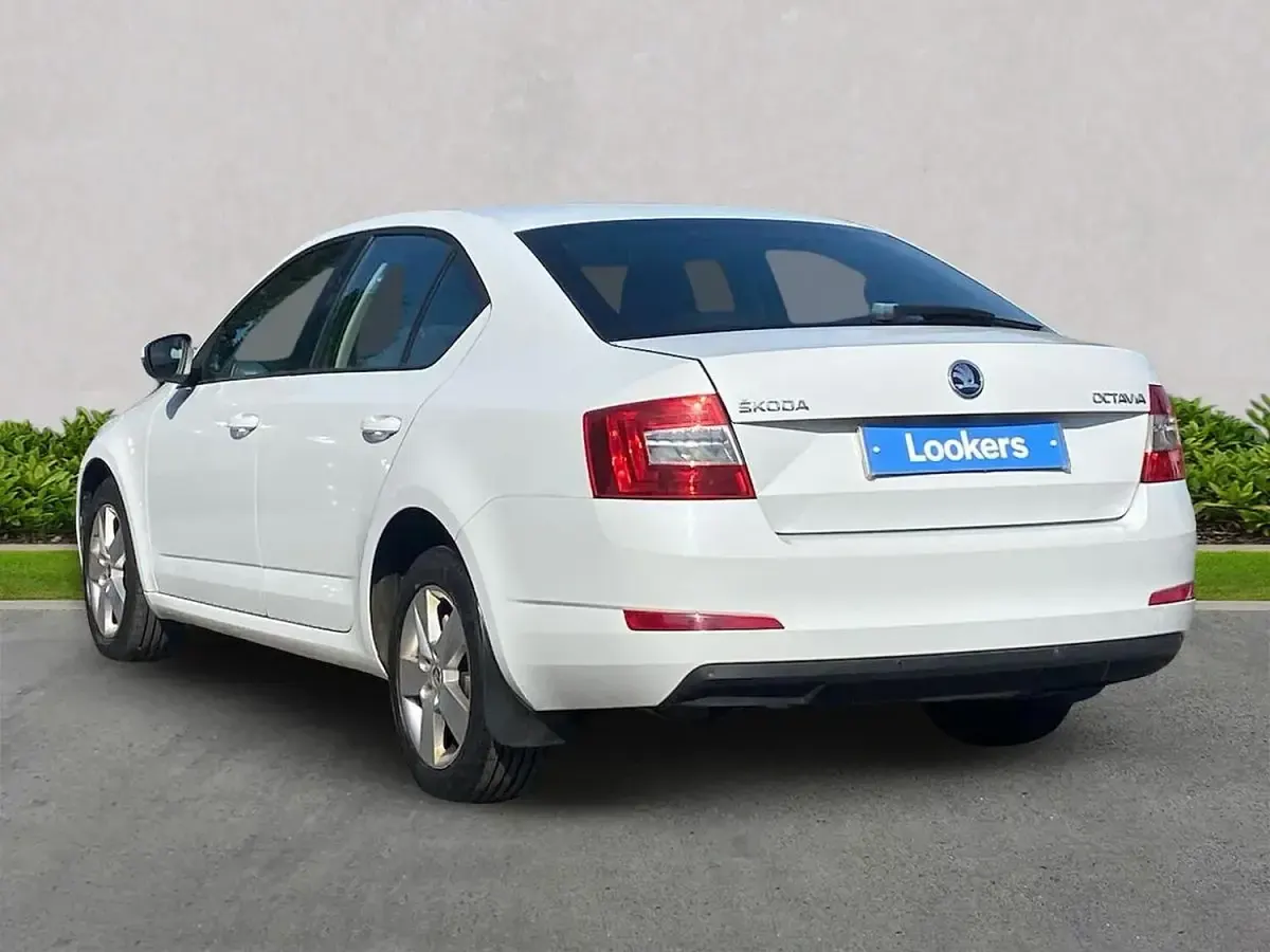 Used Skoda Octavia SE 140 HP (102 kW) 2015 White Estate