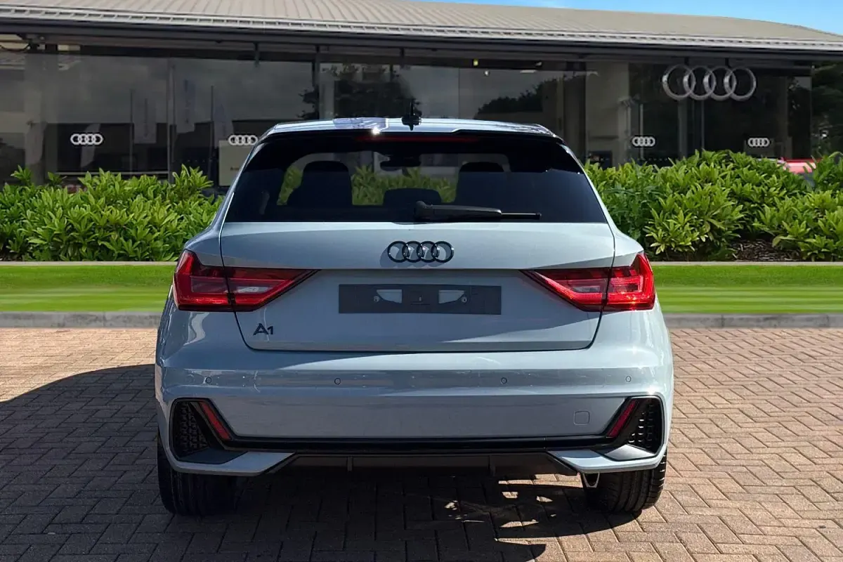 Nouă Audi A1 Sportback Black Edition 150 CP (110 kW) 2026 Gri Hatchback