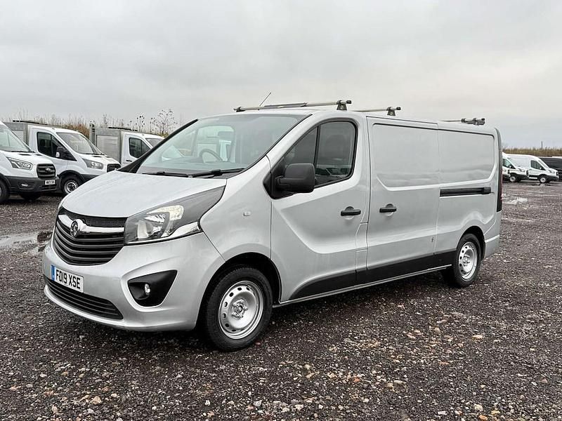 Second-hand Vauxhall Vivaro Sportive 120 CP (88 kW) 2019 Argintiu Monovolum
