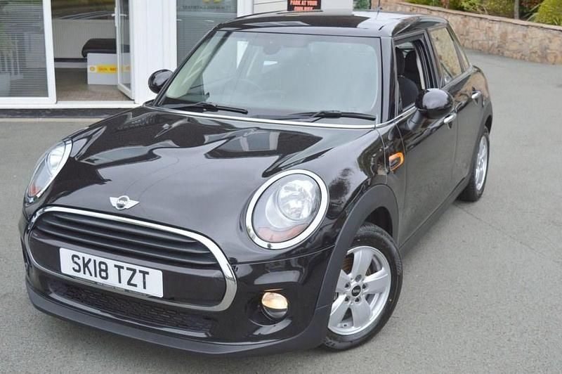 Usado Mini Cooper Hatch 136 CV (100 kW) 2018 Negro Utilitario